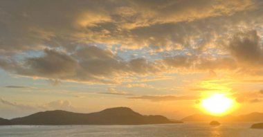Phuket Adası, Tayland 'da Andaman Denizi üzerinde dramatik gün batımı.