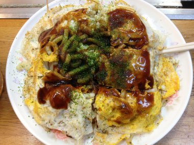 Yerel bir restoranda Japon pizzası üretimi..