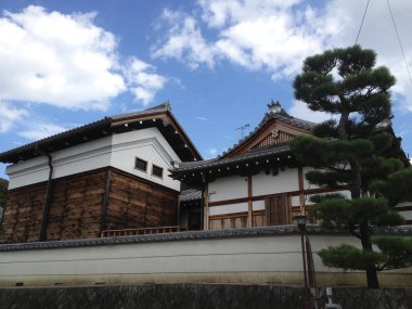 Kyoto 'daki tarihi mekanların geleneksel Japon tasarımı..