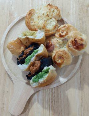 Tahta kesim tahtasında Tayland usulü ev yapımı çörekler..