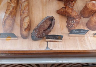 Pastanenin vitrininde çeşitli ekmekler sergileniyor.