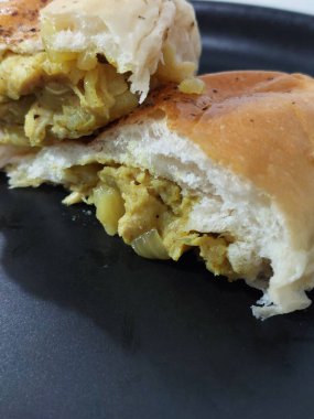 Ev yapımı körili tavuk dolması.