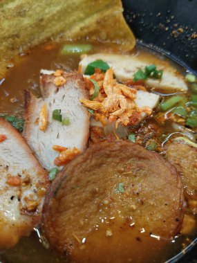 Lezzetli Tayland baharatlı cam erişteli domuz eti.