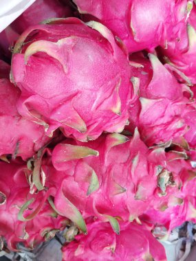 Taze Ejderha Meyveleri Bangkok Meyve Dükkanında Satılıyor