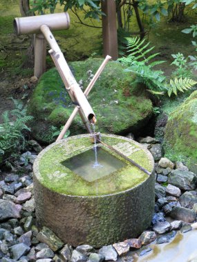 Geleneksel Japon Bambu Çeşmesi ve Taş Havzası