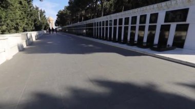 Bakü, Azerbaycan 'daki Ebedi Alev Anıtı' na giden bir yol var.