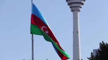 Azerbaycan bayrağı gururla dalgalanıyor gökyüzüne