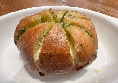 Ev yapımı sarımsaklı ve peynirli ekmek.