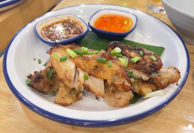 Ev yapımı Tayland usulü ızgara tavuk ve tatlı ve baharatlı sos.