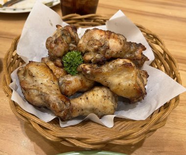 Tahta Sepette Barbekü Tavuk Kanatları