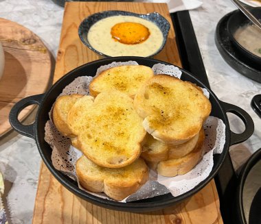 Tereyağlı çıtır çıtır ekmek fırınlanmış.