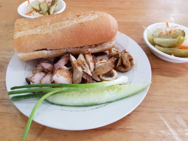 Vietnam usulü kızarmış domuz sandviçi ve turşu.