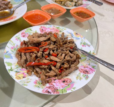  Geleneksel bir Çin restoranında acılı kızarmış geyik eti.