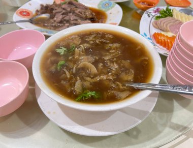 Geleneksel bir Çin restoranında ağır ateşte pişmiş köpekbalığı çorbası.