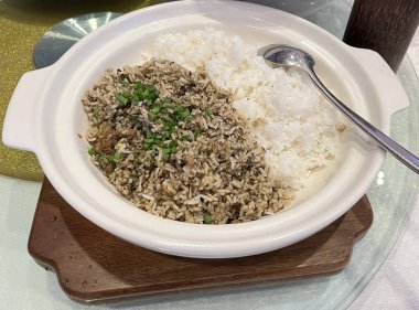 Çin restoranında konserve turpla karıştırılmış pilav.