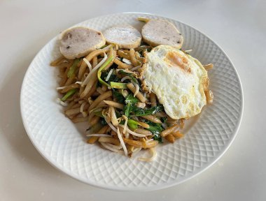 Kamboçya usulü Karıştırılmış Wonton Eriştesi Çin sosisi ve Sunny Side Up Yumurtası