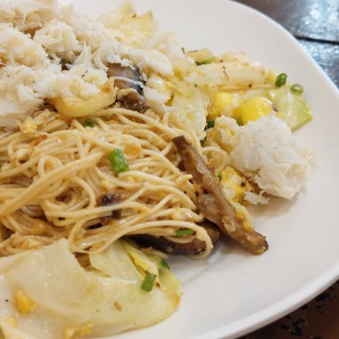 Hong Kong usulü Kızarmış Erişte Yengeç eti ve Kokulu Şiitake Mantarı