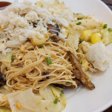 Hong Kong usulü Kızarmış Erişte Yengeç eti ve Kokulu Şiitake Mantarı