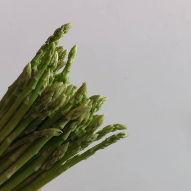 Taze yeşil kuşkonmaz grup beyaz arka plan üzerinde