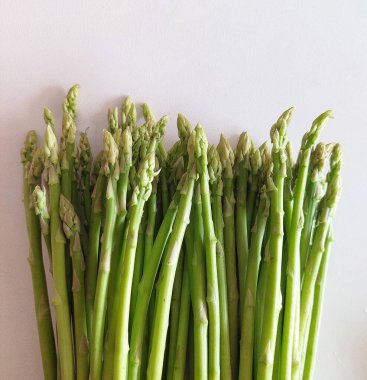 Taze yeşil kuşkonmaz grup beyaz arka plan üzerinde