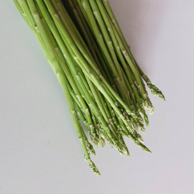 Taze yeşil kuşkonmaz grup beyaz arka plan üzerinde