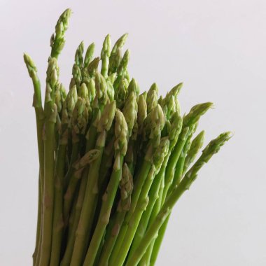 Taze yeşil kuşkonmaz grup beyaz arka plan üzerinde