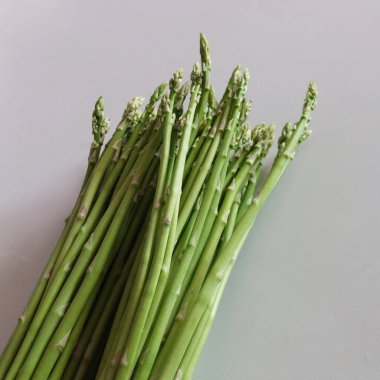 Taze yeşil kuşkonmaz grup beyaz arka plan üzerinde