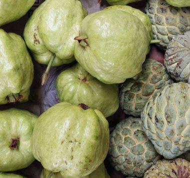 Taze Mevsimlik Meyveler Bangkok Meyve Dükkanında Satılıyor