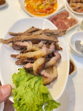 Tayland restoranında ızgara domuz boynu.