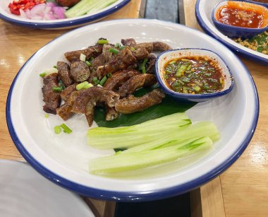 Baharatlı soslu ızgara domuz eti.