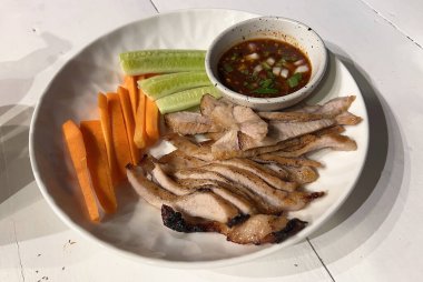 Havuç, salatalık ve baharatlı soslu Tayland usulü ızgara domuz eti.