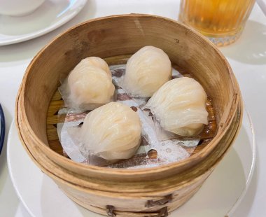 Bambu sepetinde haşlanmış karides köftesi.