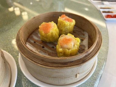 Bambu sepetinde haşlanmış karides köftesi.