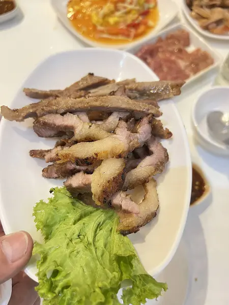 Tayland restoranında ızgara domuz boynu.