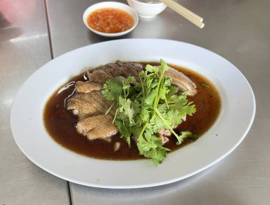 Bir tabak kişniş soslu ördek.