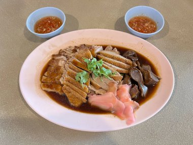 Haşlanmış ördek ve turşulu ve soslu iç organlar.