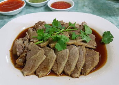 Bir tabak kişniş soslu ördek.