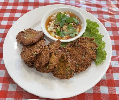 Tatlı ve baharatlı fıstık soslu kızarmış balık köftesi.