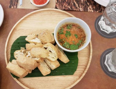 Tatlı ve lezzetli bir fıstık sosuyla servis edilen kızarmış tofu.