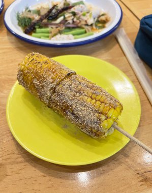 Tuz ve biberli ızgara mısır şişi. 