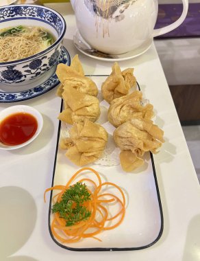 Çin restoranında kızarmış karidesli börek.