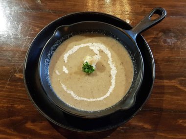 Yer mantarı kremalı ev yapımı mantar çorbası