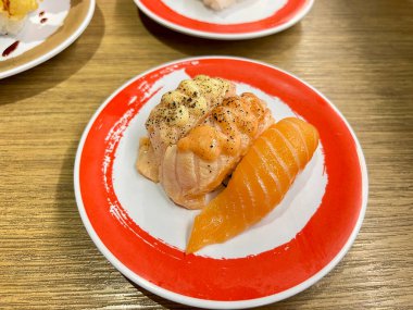 Üç parça nigiri suşi.