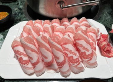 Japon shabu shabu 'su için ince dilimlenmiş domuz eti.