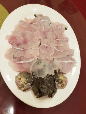 Çin yemeği için taze doğranmış balık.