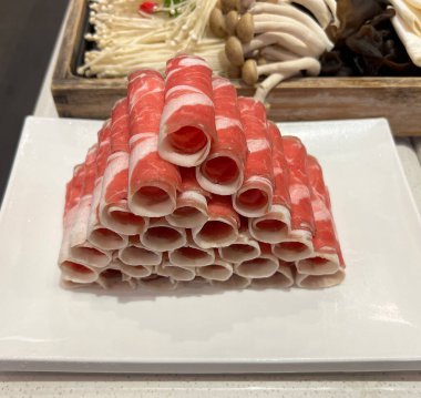 Japon shabu shabu 'su için ince dilimlenmiş domuz eti.