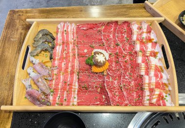 Japon shabu 'su için dilimlenmiş domuz, karides ve mürekkep balığı.