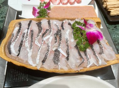 Çin yemeği için taze doğranmış balık.