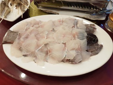 Çin yemeği için taze doğranmış balık.