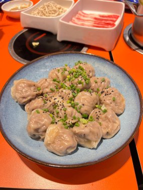 Sıcak çömlek için domuz eti ve çiğ karides köftesi.